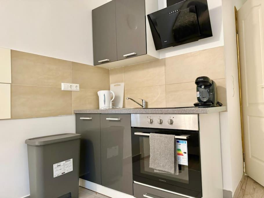 Cosy With Free Parking Apartment *